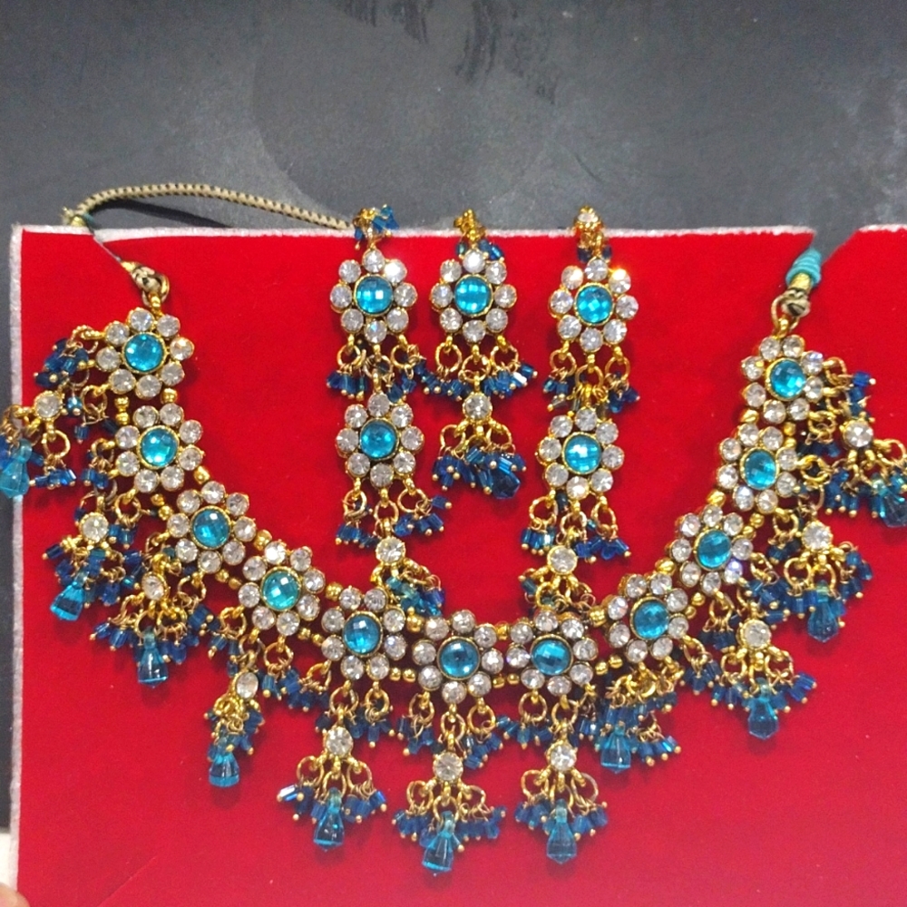 Indian necklace and earring set with bhindi